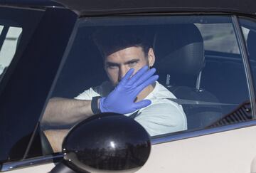 Sergi Gomez jugador del sevilla llegando en su coche particular para realizarse los test del Covid-19 