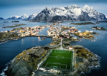 El terreno de juego pertenece al pueblo de Henningsvaer, un pueblo de pescadores en el municipio de Vagan en el condado de Nordland y apenas cuenta con casi 500 habitantes. A pesar de su pequeño tamaño este lugar es uno de los más visitados por turistas de Noruega. 