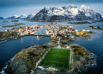 El terreno de juego pertenece al pueblo de Henningsvaer, un pueblo de pescadores en el municipio de Vagan en el condado de Nordland y apenas cuenta con casi 500 habitantes. A pesar de su pequeño tamaño este lugar es uno de los más visitados por turistas de Noruega. 