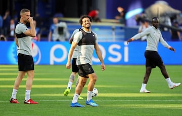 El Liverpool entrena en el Olímpico de Kiev