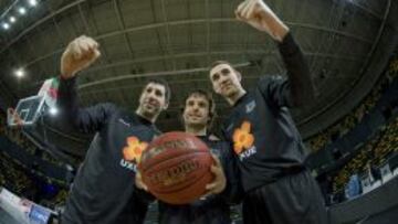 AMIGOS DE NEGRO. Mumbr&uacute;, Ra&uacute;l L&oacute;pez y Hervelle, con un bal&oacute;n en el pabell&oacute;n de Miribilla.
 