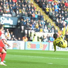 Golazo y asistencia del Cucho Hernández ante el Arsenal