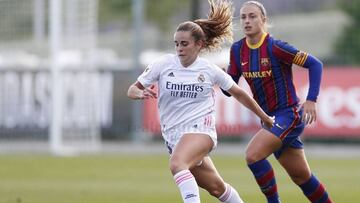 Teresa Abelleira, del Real Madrid, y Alexia Putellas, del Barcelona, durante un Clásico de la Primera Iberdrola.