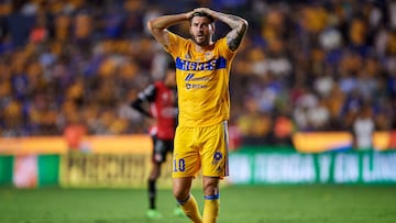 André-Pierre Gignac se lamenta en un partido contra el Atlas.