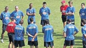 <b>CORRECTOR. </b>Éste es el momento en el que Aguirre juntó a sus jugadores y les explicó qué ha fallado en los dos partidos jugados en Alemania ante el Cottbus y el Dresde.