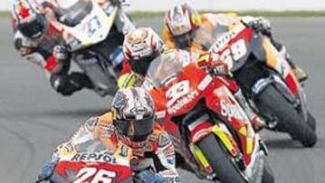 <b>SIN COMPLEJOS. </b>Dani Pedrosa rodando por delante de Melandri y de su compañero Hayden.