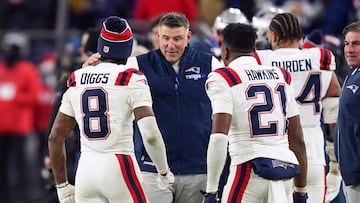 Dec 21, 2025; Baltimore, Maryland, USA; New England Patriots head coach Mike Vrabel talks with wide receiver Stefon Diggs (8) and safety Jaylinn Hawkins (21) during the second half of the game against the Baltimore Ravens at M&T Bank Stadium. Mandatory Credit: Mitch Stringer-Imagn Images