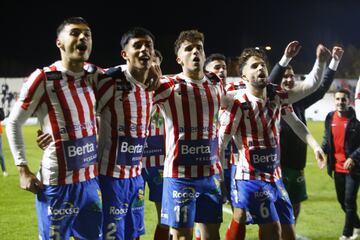 El Barbastro celebra el pase a la siguiente ronda de la Copa del Rey tras ganar 2-0 al Espanyol.