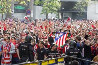 Ambientazo de las aficiones antes del Real Madrid-Atlético