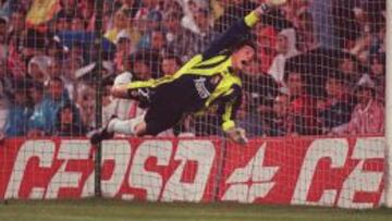 Iker encajó el primer gol de su carrera en las botas de Julen Guerrero. Una falta que entró por el palo que cubría Casillas.