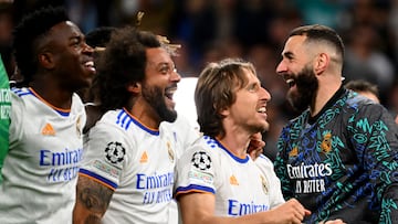 Real Madrid's Brazilian forward Vinicius Junior, Real Madrid's Brazilian defender Marcelo, Real Madrid's Croatian midfielder Luka Modric and Real Madrid's French forward Karim Benzema(L to R) celebrate after the UEFA Champions League semi-final second leg football match between Real Madrid CF and Manchester City at the Santiago Bernabeu stadium in Madrid on May 4, 2022. (Photo by GABRIEL BOUYS / AFP)