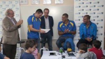 Javi Salgado, Txus Vidorreta, Nacho Mart&iacute;n y Pep Ortega, en un aula del colegio Estudiantes Las Tablas.