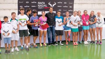Rafa Nadal posa con los campeones del Rafa Nadal Tour by Mapfre de 2016.
