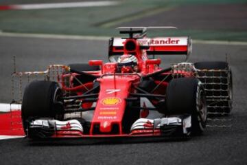 El finlandés Kimi Raikkonen pone a punto el Ferrari SF70H.