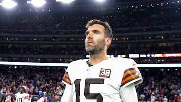 HOUSTON, TEXAS - JANUARY 13: Joe Flacco #15 of the Cleveland Browns walks off the field after the AFC Wild Card Playoffs against the Houston Texans at NRG Stadium on January 13, 2024 in Houston, Texas.   Carmen Mandato/Getty Images/AFP (Photo by Carmen Mandato / GETTY IMAGES NORTH AMERICA / Getty Images via AFP)