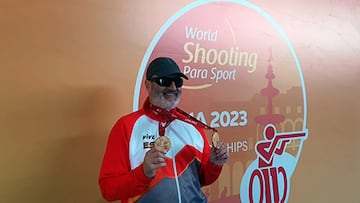 El tirado español Ager Solabarrieta posa con las dos medallas de oro logradas en los Mundiales de Tiro Paralímpico de Lima.