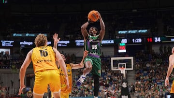 Perry lanza durante el Unicaja-Oostende.