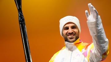 Cesc Fàbregas pasea la antorcha olímpica por Como