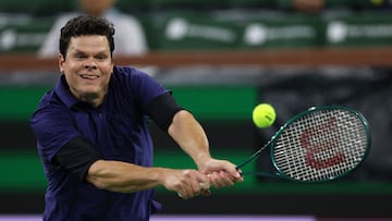 El tenista canadiense Milos Raonic devuelve una bola durante su partido ante Sumit Nagal en el Masters 1.000 de Indian Wells.