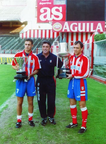 La temporada 1995-96 fue una de las m¨¢s importantes del Club, ya que por primera vez en su historia el club rojiblanco obtendr¨ªa el doblete al conquistar la Liga y la Copa del Rey en la misma temporada. En la imagen Radomir Antic posa con Leo Biagini, que sostiene la Copa de la Liga mientras que Milinko Pantic sujeta la Copa del Rey.