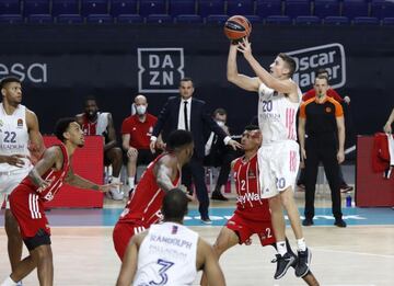 Jaycee Carroll, anota con una mecánica perfecta de lanzamiento.