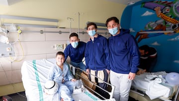 El Albacete alegra la navidad a los niños ingresados