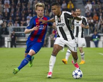 Rakitic y Alex Sandro.