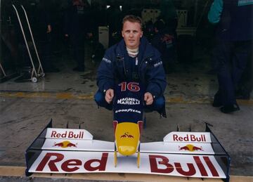 M芍s que por sus 谷xitos, Johhny Herbert ha entrado en la historia del Mundial por el alto porcentaje (78) de abandonos que tuvo durante los 161 grandes premios que particip車 entre 1989 y 2000 con Benetton, Tyrrell Racing, Lotus, Renault, Sauber y Jaguar. Precisamente, a los mandos del Benetton B195, Herbert logr車 el primero de los tres triunfos que consigui車 en el Gran Circo. El GP de Gran Breta?a 1995 fue testigo de una exhibici車n de pilotaje y sangre fr赤a que levant車 de sus asientos a todos los brit芍nicos que abarrotaron las gradas del trazado de Silverstone.