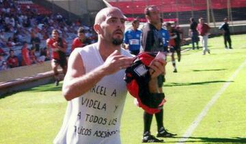 Mientras formaba parte de las reservas de Newell's Old Boys, Lutman festejó una anotación mostrando una plyera con la leyenda "cárcel a Videla y a todos los milicos asesinos":