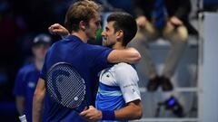 Alexander Zverev y Novak Djokovic se saludan tras su partido en las Nitto ATP Finals de Turín 2021.