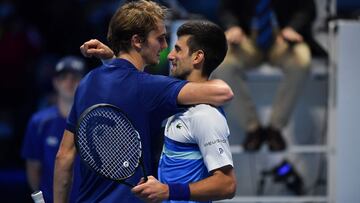Alexander Zverev y Novak Djokovic se saludan tras su partido en las Nitto ATP Finals de Turín 2021.