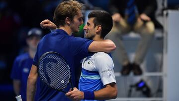 Alexander Zverev y Novak Djokovic se saludan tras su partido en las Nitto ATP Finals de Tur&iacute;n 2021.