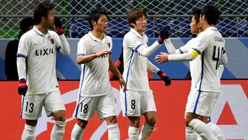 Los jugadores del Kashima celebran un gol. 