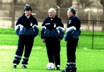 A comienzos de la temporada 1990-91, los malos resultados hicieron que Ramón Mendoza cesase a John Toshack al frente del banquillo del Real Madrid. Su sucesor fue un dúo formado por dos leyendas del conjunto blanco: Alfredo Di Stéfano y José Antonio Camacho. Se apelaba a la sabiduría y experiencia del primero y a la juventud y el carácter del segundo. Las malas lenguas decían que el primero ponía el carnet mientras que el segundo era el que mandaba en la sombra. Ambos fueron nombrados el 17 de noviembre… mientras se intentaba fichar a Luis Aragonés, entonces entrenador del Espanyol, pero que no quiso romper finalmente su contrato con el conjunto espanyolista. Tiempo después, Mendoza ficharía a Radomir Antic, desplazando al binomio fuera del banquillo blanco.