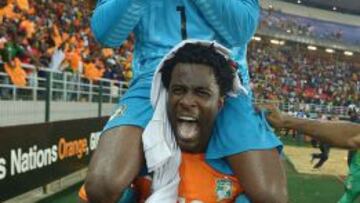 Barry 'Copa', a hombros de Bony.