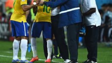 Scolari abraza a Neymar tras uno de sus goles.