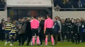 Arde Turquía: presidente de un club noqueó al árbitro en pleno partido y la liga se paró