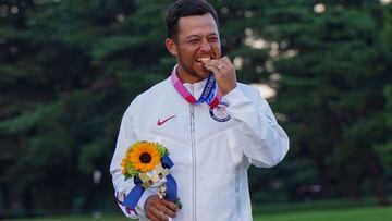 El medallista de oro de EE. UU., Xander Schauffele, sostiene su medalla en la ceremonia de entrega de medallas del juego por golpes individual de golf masculino x92 durante los Juegos Olímpicos de Tokio 2020 en el Kasumigaseki Country Club en Kawagoe el 1 de agosto de 2021 (Foto de YOSHI IWAMOTO / AFP)