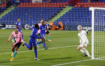 Djene mandó la pelota al larguero de la porterí­a de su compañero de equipo, el guardameta David Soria.