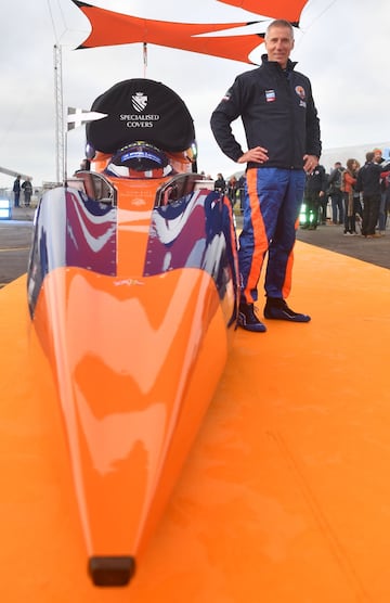 El Bloodhound SSC Supersonic diseñado por el aerodinamista de 87 años Ron Ayers en colaboración con Richard Noble, tiene previsto alcanzar el récord de los 1.609 kilómetros por hora en el desierto Hanskeen Pan de Sudáfrica.