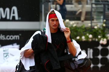 Zverev se marcha  a los vestuarios debido a la lluvia. 