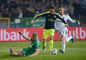 Ozil gave Arsenal victory with this wonder goal against Ludogorets in the Champions League