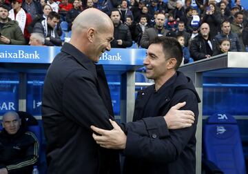 Saludo entre Zidane y Asier Garitano antes del comienzo del encuentro. 