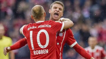 Robben y M&uuml;ller celebran el primero. 