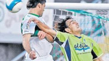 <b>PIÑA VICTORIOSA. </b>Los getafenses, titulares y suplentes, festejan el gol de Pernía.