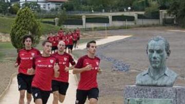 <b>HORIZONTE EUROPEO. </b>El Athletic regres¨® al trabajo tras d¨ªa y medio de descanso. Abajo, Ekiza con Etxeberria y Galarreta, con Cerrajer¨ªa.