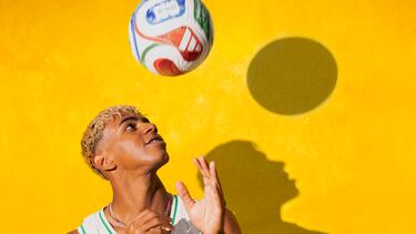 La marca deportiva ha presentado el que será el balón oficial para el Mundial 2026 el cual se disputará en Estados Unidos, México y Canadá. Cada país anfitrión está representado mediante iconografía significativa: una estrella para EE. UU., una hoja de arce para Canadá y un águila para México.