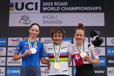 La española Paula Ostiz Taco ganadora de la prueba júnior en ruta femenina, posa en el podio con la italiana Chantal Pegolo y la suiza Anja Grossmann en el Campeonato Mundial de Ciclismo de Ruta en Kigali, Ruanda.