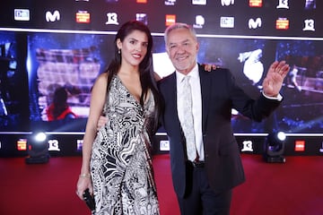 No solo llegaron futbolistas. Eliseo Salazar, junto a su esposa, también protagonizaron la noche. 