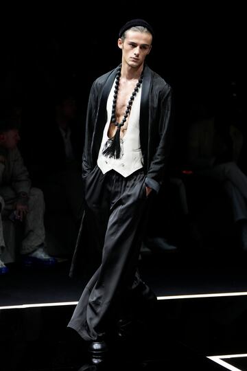 Un modelo luce una creaci¨®n como parte de la colecci¨®n masculina Primavera Verano 2024 de Emporio Armani presentada en Mil¨¢n.